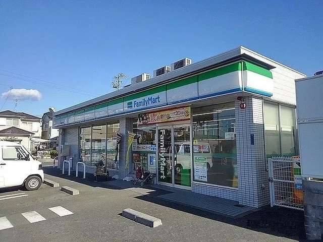 ファミリーマートまで260m