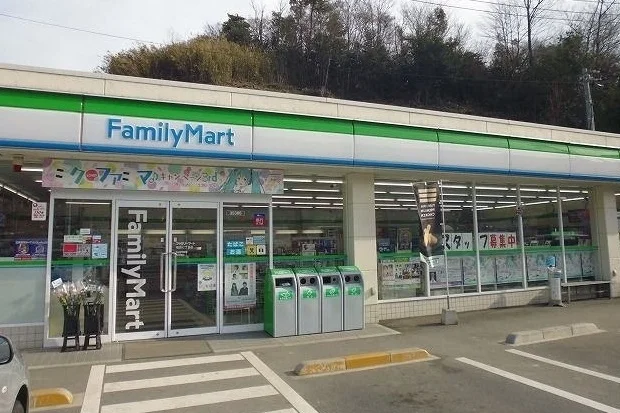 ファミリーマートまで158m