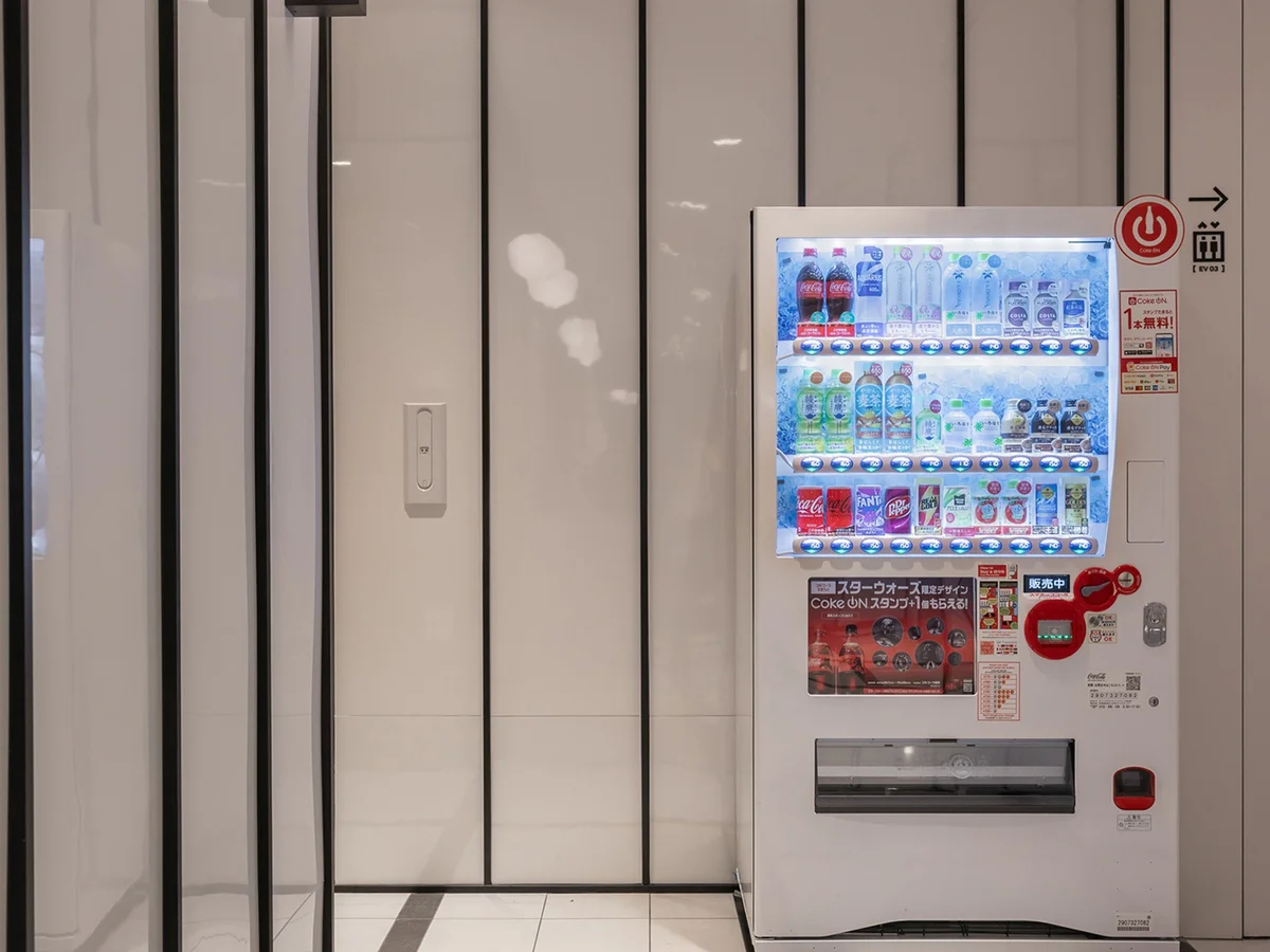 自動販売機も館内に。