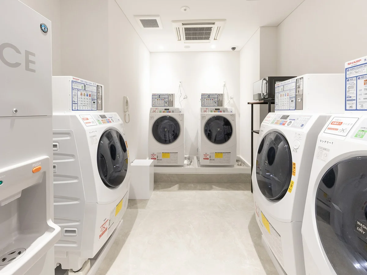 コインランドリーと製氷機。