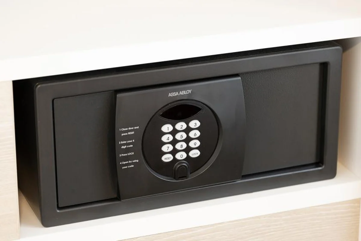 貴重品はセーフティーボックスへ。