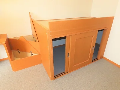 ベッド下、階段下は大容量収納！