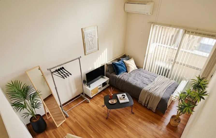 テレビ、テレビ台、ミラー※植木と額とクッションなどは写真用です。、ハンガーラック、テーブル、時計、リモコン立て、卓上時計、ゴミ箱、エアコンも完備★※植木と額とクッションなどは写真用です。