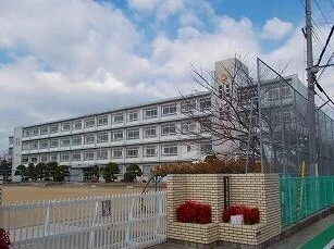 妻鹿小学校まで890m