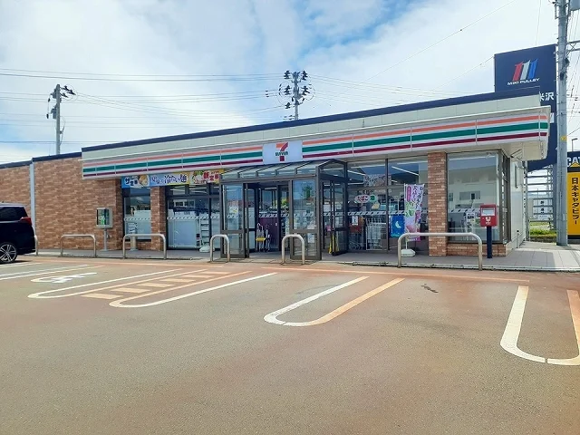 セブンイレブン窪田店まで300m
