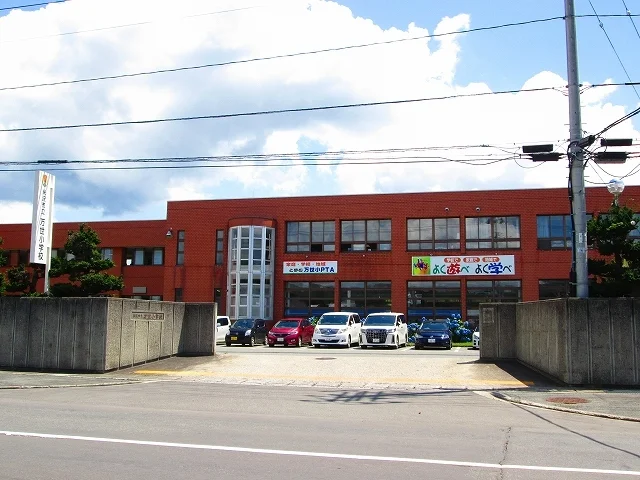 万世小学校まで710m