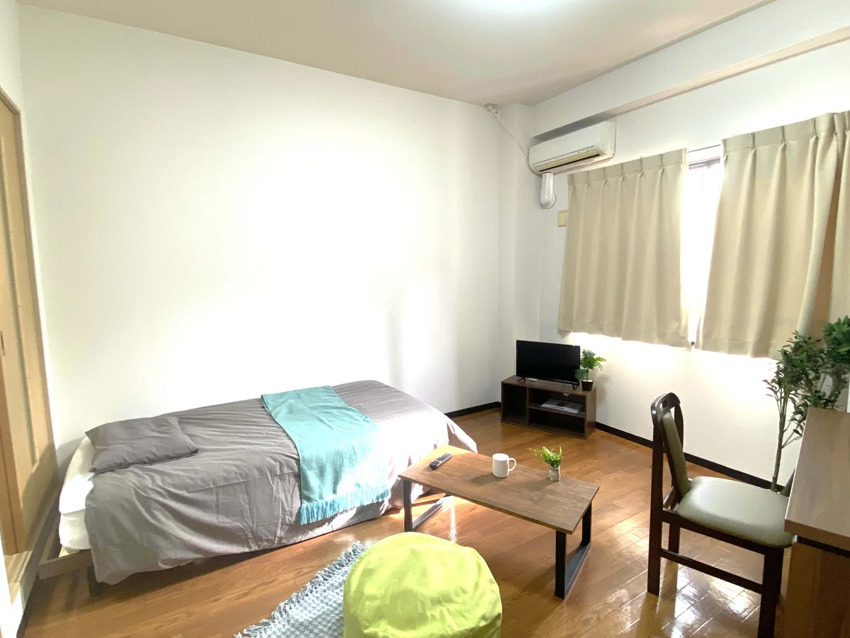 ✨暖かな雰囲気が魅力的な1K！家具家電付きで入居されたその日から自宅のようにくつろいでいただける空間となっております。収納スペースもございますので、ぜひご利用ください