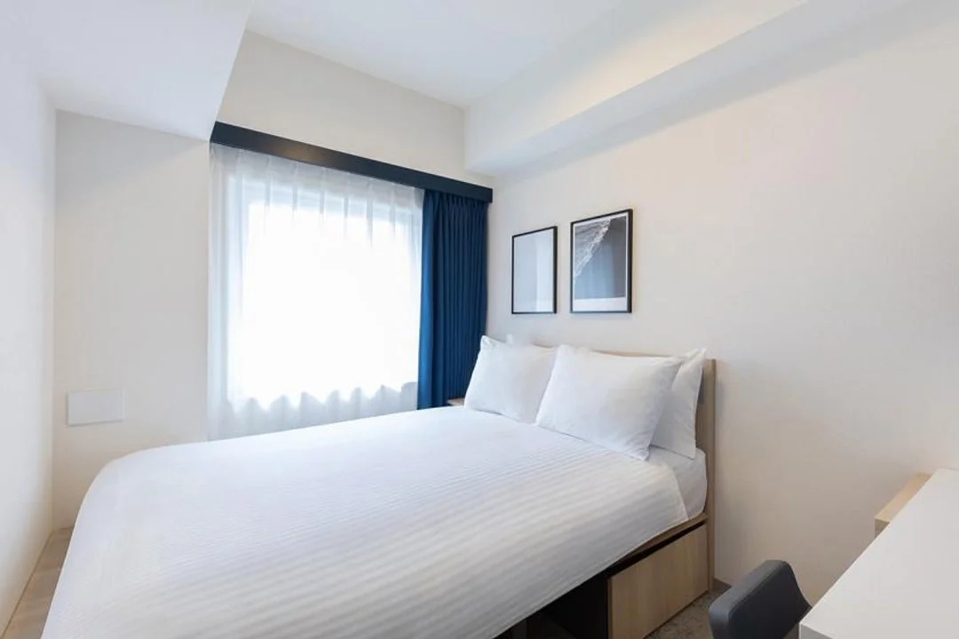 ベッドはダブルサイズ。