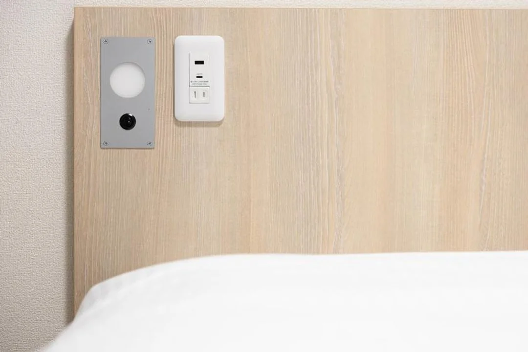 ベッドボードにはコンセントとUSBポート。