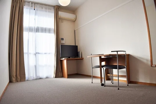 カーテン、ＴＶ付き（部屋によりメーカーは異なります）