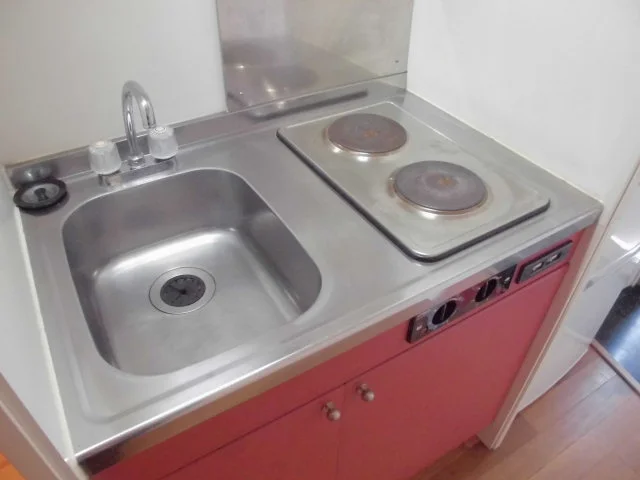 掃除しやすい電気コンロ付き。