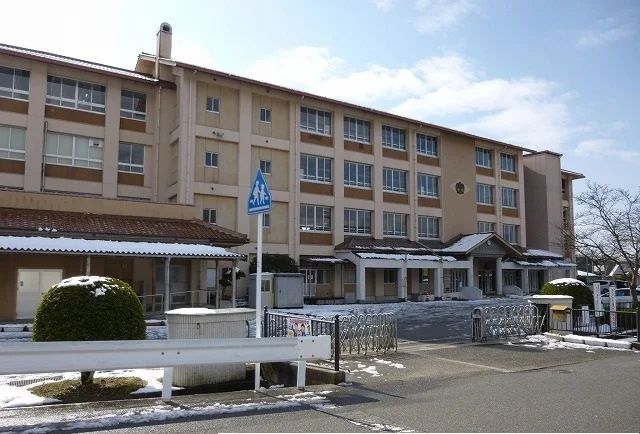 八次中学校まで600m