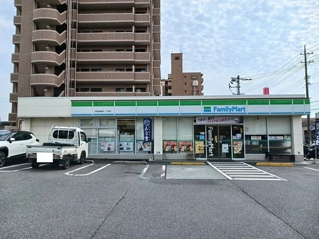 ファミリーマート梅園町１丁目店まで450m