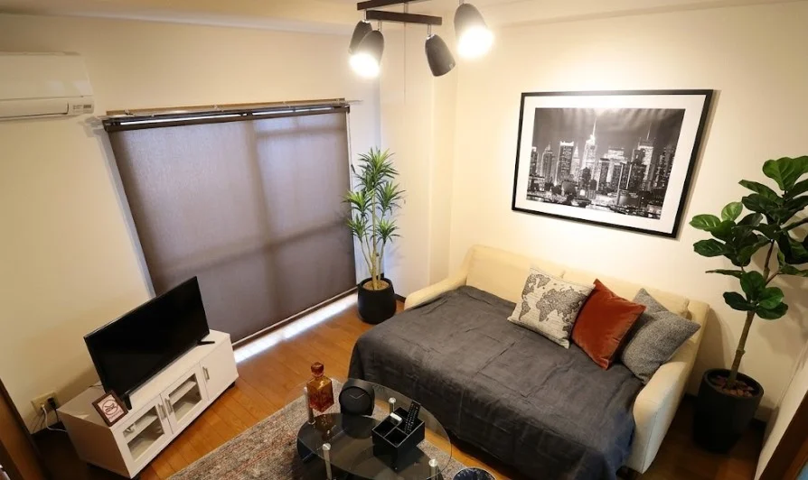 室内はとても明るく、オシャレな雰囲気です♪また２ＤＫの物件ですので、お子様連れのファミリーなどの複数名でもご利用頂けます！ソファ・テレビ・テレビボード・テーブル・エアコン・ダストボックスまでご用意しております☆これらのレンタル料金は0円で提供させていただいております＾＾※植木と額とクッションなどは写真用です。