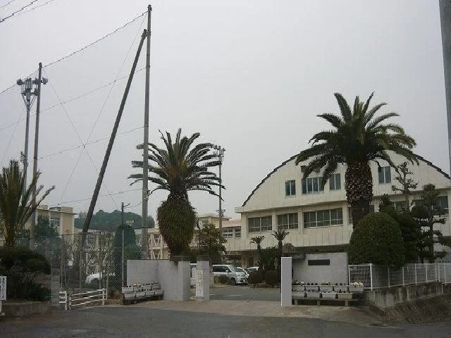 今治市立西中学校まで1800m