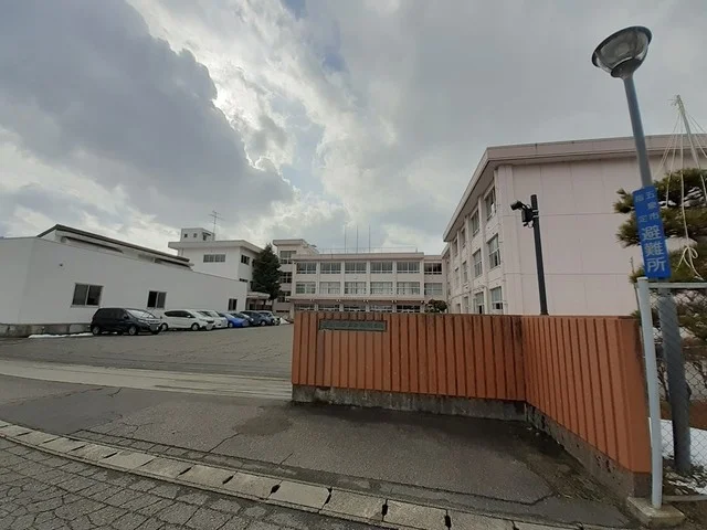 五泉市立五泉北中学校まで684m