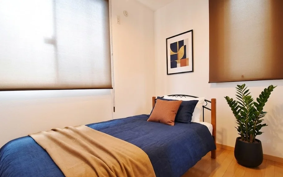 ベッドの横にはすぐ窓があるので朝日を浴びて起きることができます^^※植木と額とクッションなどは写真用です。
