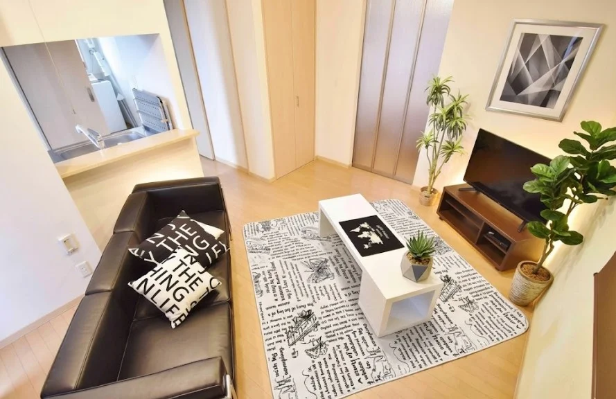 ﾃﾚﾋﾞ、ﾍﾞｯﾄﾞ、ｸﾘｰﾆﾝｸﾞされた清潔な寝具、DVDﾌﾟﾚｲﾔｰ、掃除機、炊飯器、ｹﾄﾙ、冷蔵庫も完備です♪※植木と額とクッションなどは写真用です。