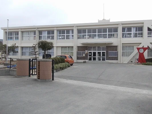 桑島小学校まで1300m
