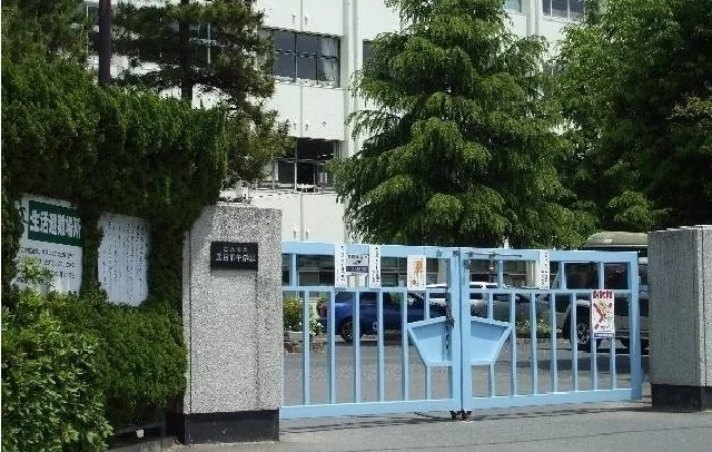 五日市中学校まで1400m