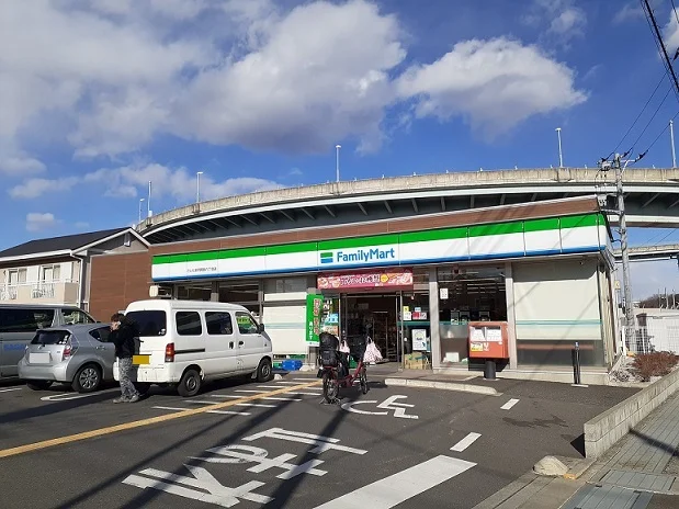 ファミマ　さいたま円阿弥6丁目まで210m