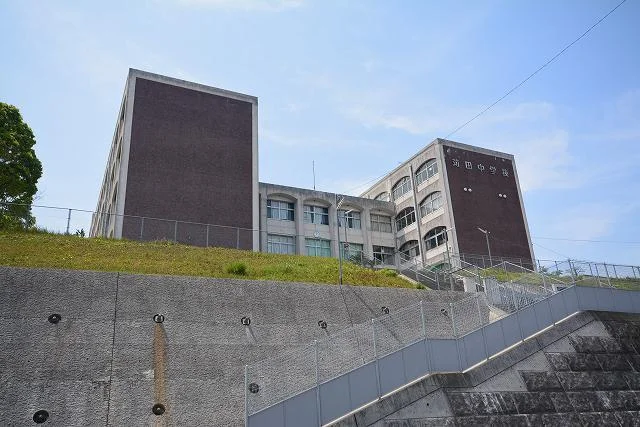 苅田町立　苅田中学校まで1300m