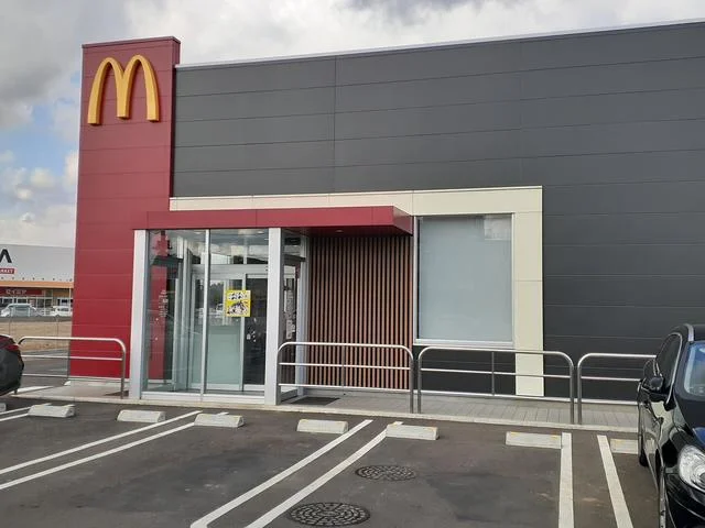 マクドナルドまで752m