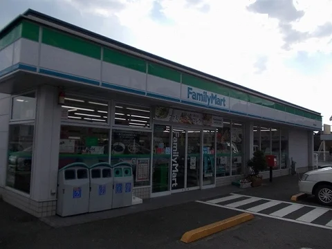 ファミリーマート津乃峰店様まで1300m