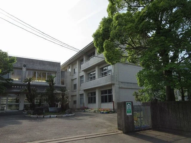 津乃峰小学校まで600m