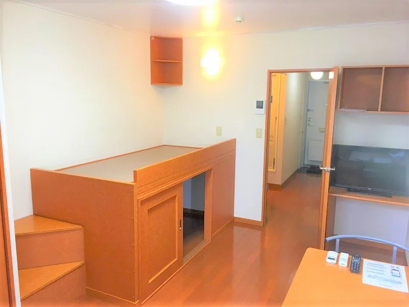 ベッド下、階段下は収納になっています