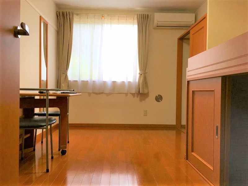 テーブル・イス・カーテン