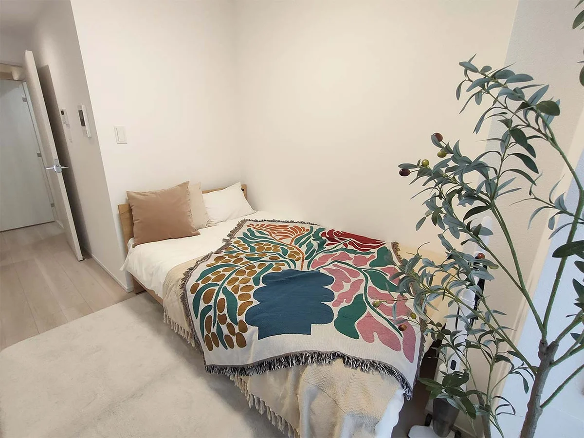 写真はお部屋のイメージです。ラグなどの室内装飾はございません。