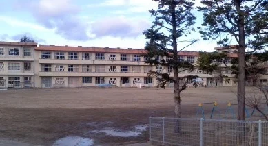 渡利小学校まで1400m
