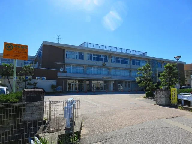 戸出西部小学校まで600m