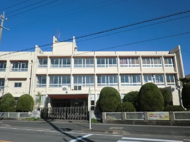 日進小学校まで1100m