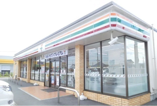 セブンイレブン島里１丁目店まで850m