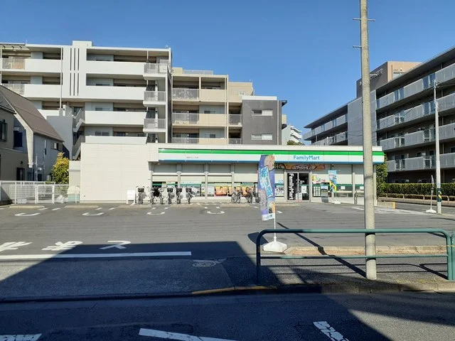 ファミリーマート西新井三丁目店まで220m