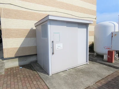 敷地内にゴミ庫が設置されておりゴミ捨てに便利です