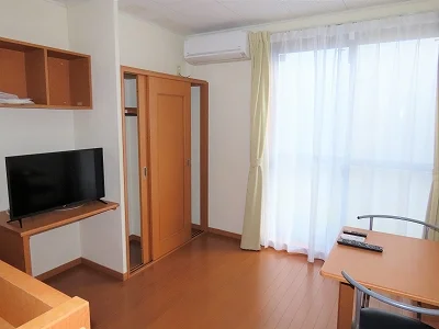 カーテンやテーブル、テレビも備え付けです