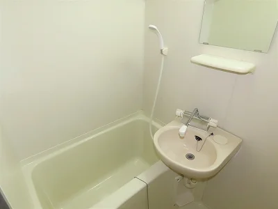 洗面台とユニット式のお風呂です