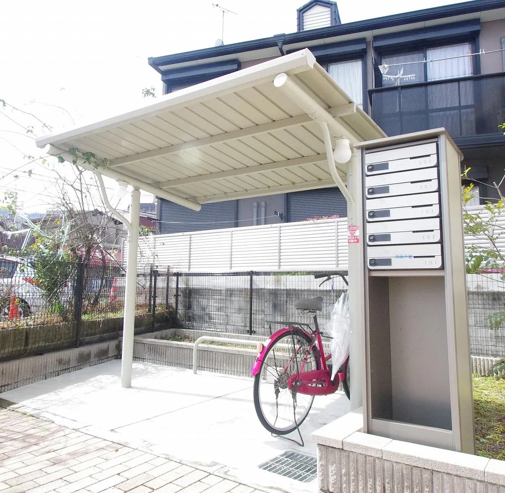 屋根付き駐輪場完備。独立型郵便ポストも有