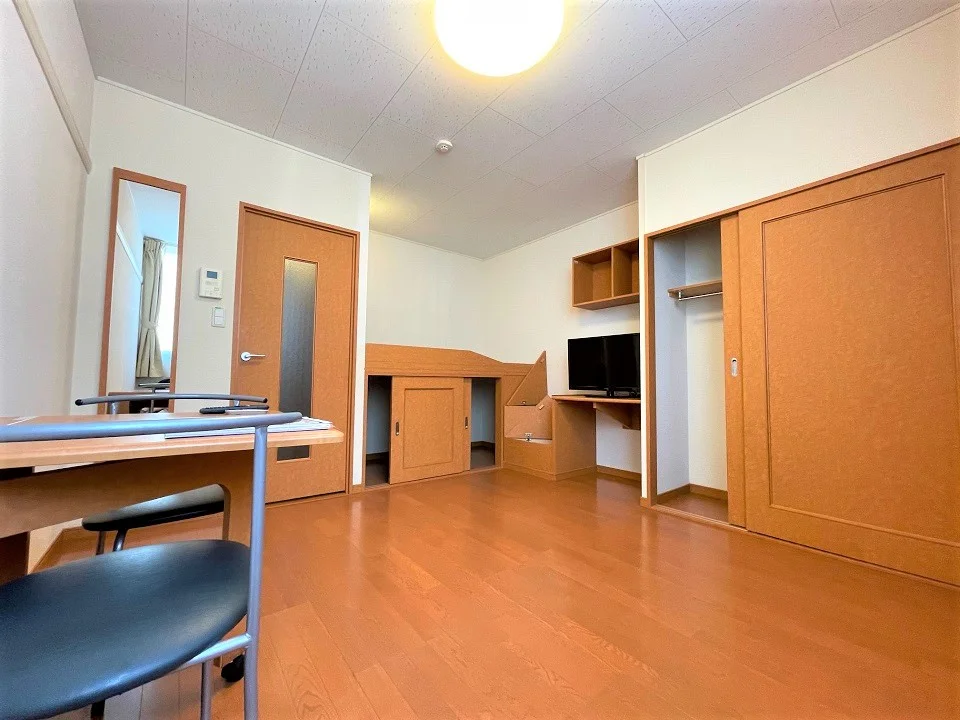 ベッド脇の階段は収納を兼ねております。