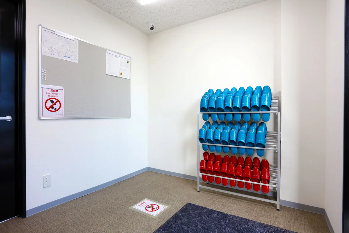 風除室。靴は各自部屋で管理
