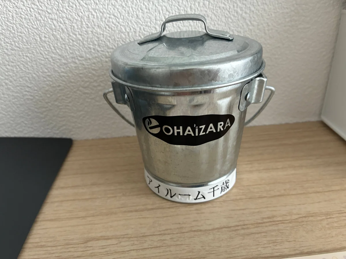 喫煙室の灰皿
