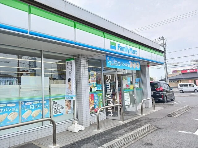 ファミリーマートまで140m