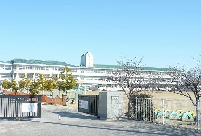 三日月小学校まで2900m