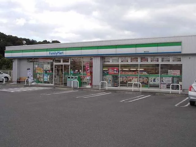 ファミリーマートまで300m