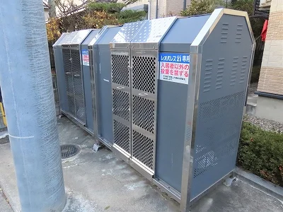 敷地内にゴミ庫が設置されておりゴミ捨てに便利です