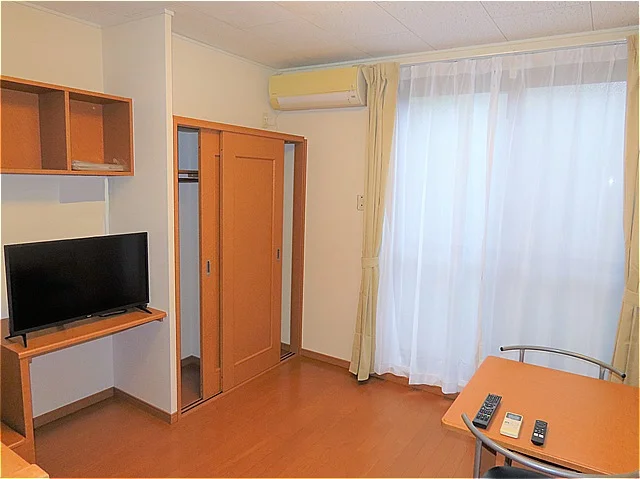 カーテンやテーブル、テレビも備え付けです