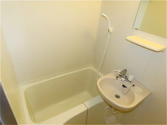 洗面台とユニット式のお風呂です